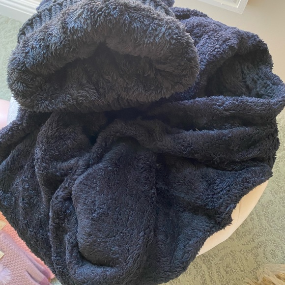 UGG Black Hat, Infinity Scarf & Glove Set - Picture 2 of 2